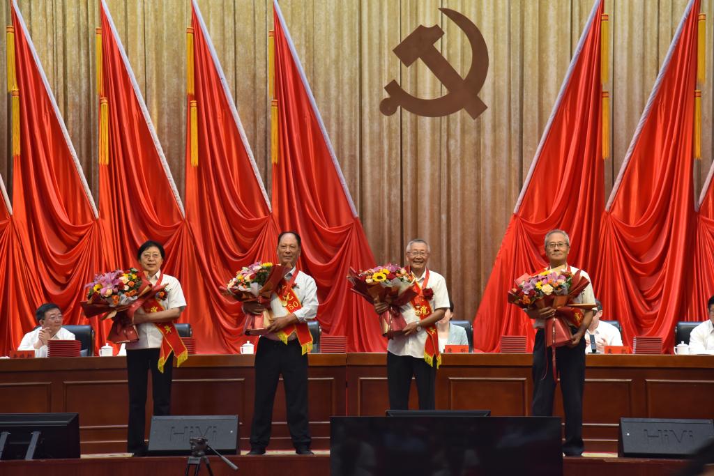 校（院）召開“兩優(yōu)一先”表彰大會(huì)